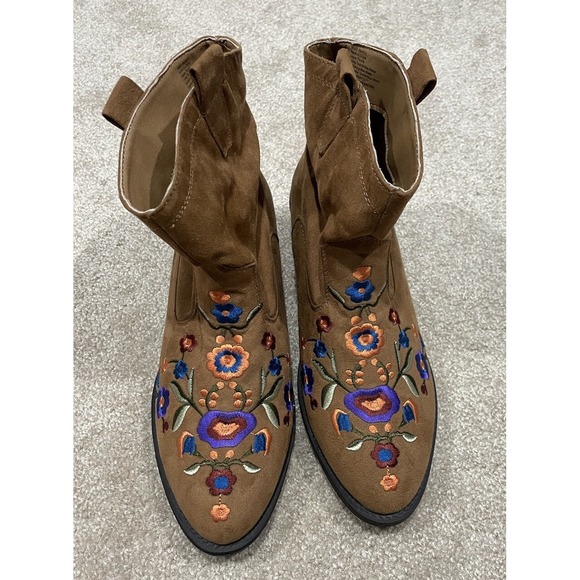 NWOT Mudd Size 8.5 Women's MD Cheyenne Brown Ankle Boots W/Embroidered Flowers - Picture 1 of 5